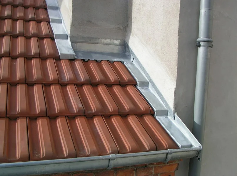 photo de zinguerie, chéneaux et gouttières de toiture réalisées par bj toiture dans l'ouest lyonnais